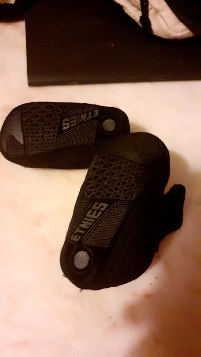 Varios sapatos recem nascido