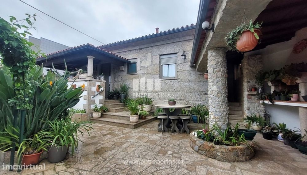 Venda de moradia T2+1 em pedra restaurada, Meadela, Viana do Castelo