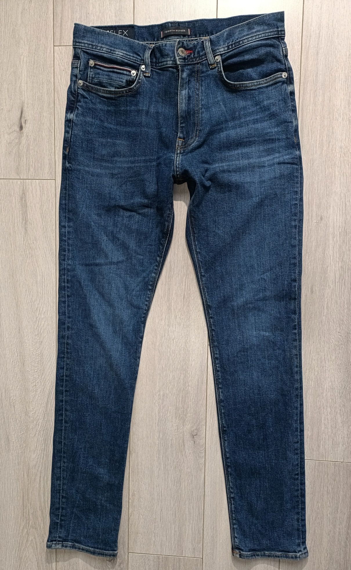Męskie spodnie jeansowe Tommy Hilfiger bleecker z technologią TH Flex