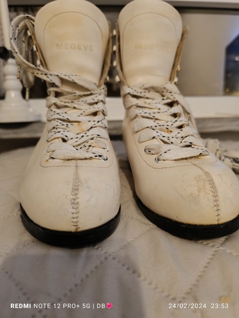 Bota de patinagem Bellaty, tamanho 40
Feita em pele o que a torna resi