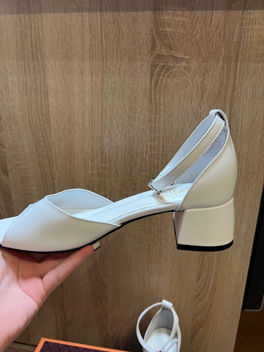 Туфлі жіночі на низькому каблуку