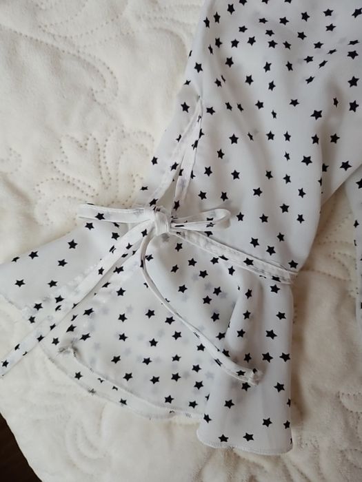 Святкова біла жіноча блузка із принтом в чорні  зірочки