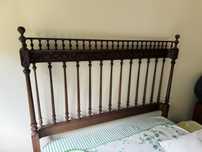 Cama em madeira maciça