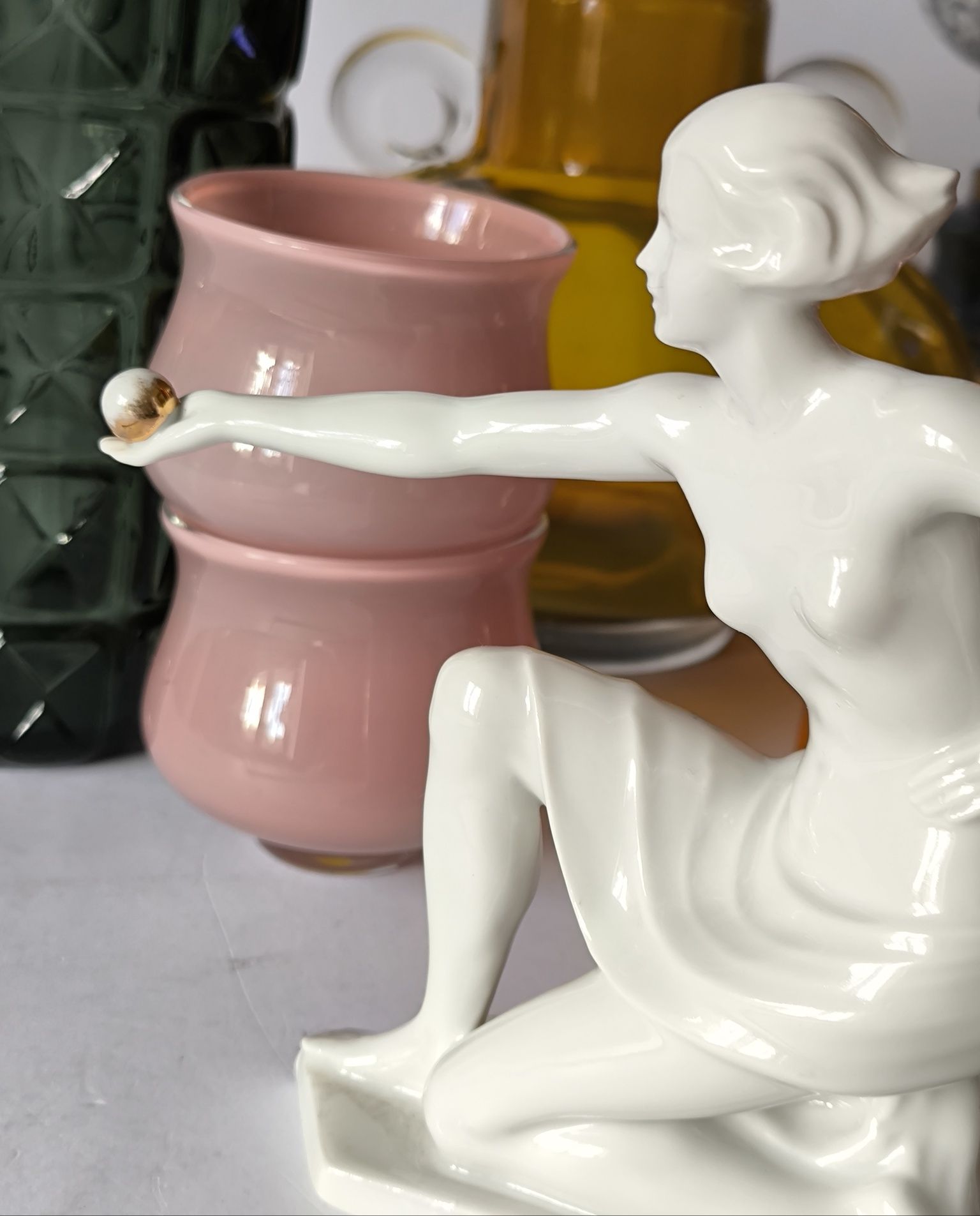 Figurka Art Deco kobieta z kulą Volkstedt Turyngia piękna porcelana
