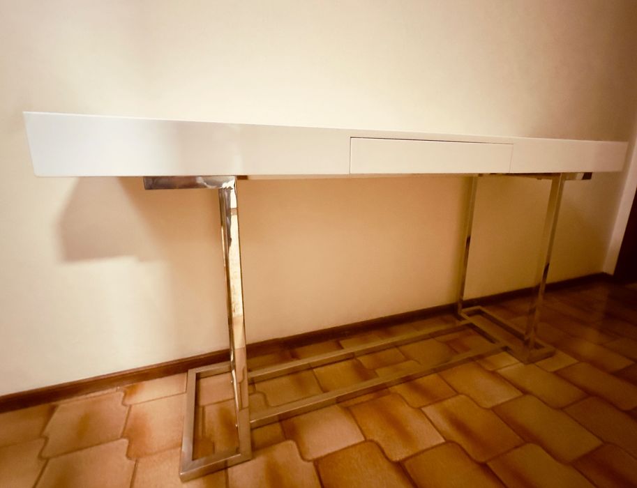 Consola como nova e com pouco tempo.