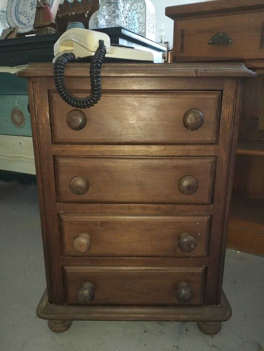 Mesa de cabeceira em madeira