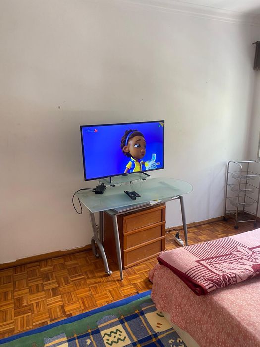 Quarto para arrendar na Tapada das Mercês – 8 min da estação