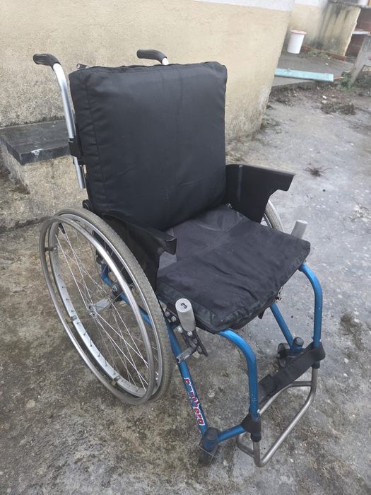 Cadeira de rodas com pneus extra