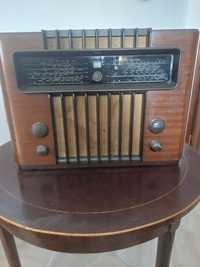 Rádio muito antigo a válvulas