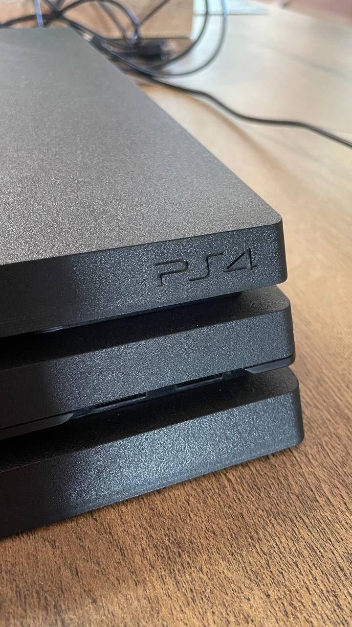 Sony PlayStation 4 Pro 1TB. У гарному стані.