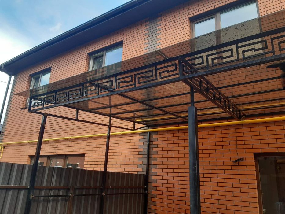 Навіси автомобільні, тераси криті з настилом з терасної дошки.