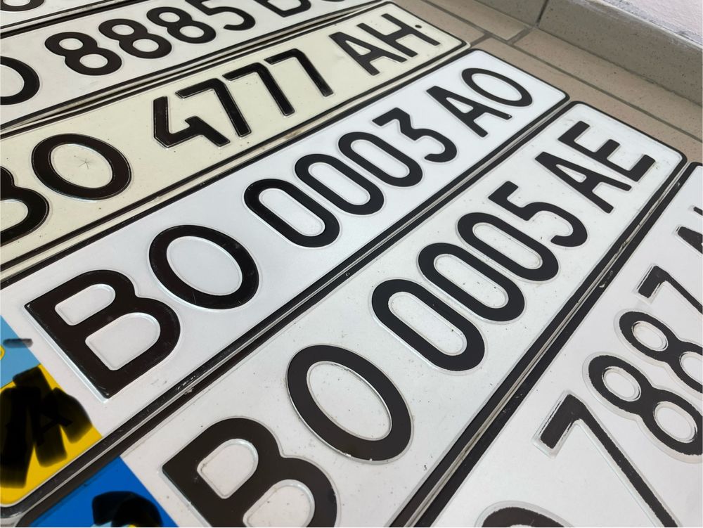 Автомобільні номерні знаки для колекції.