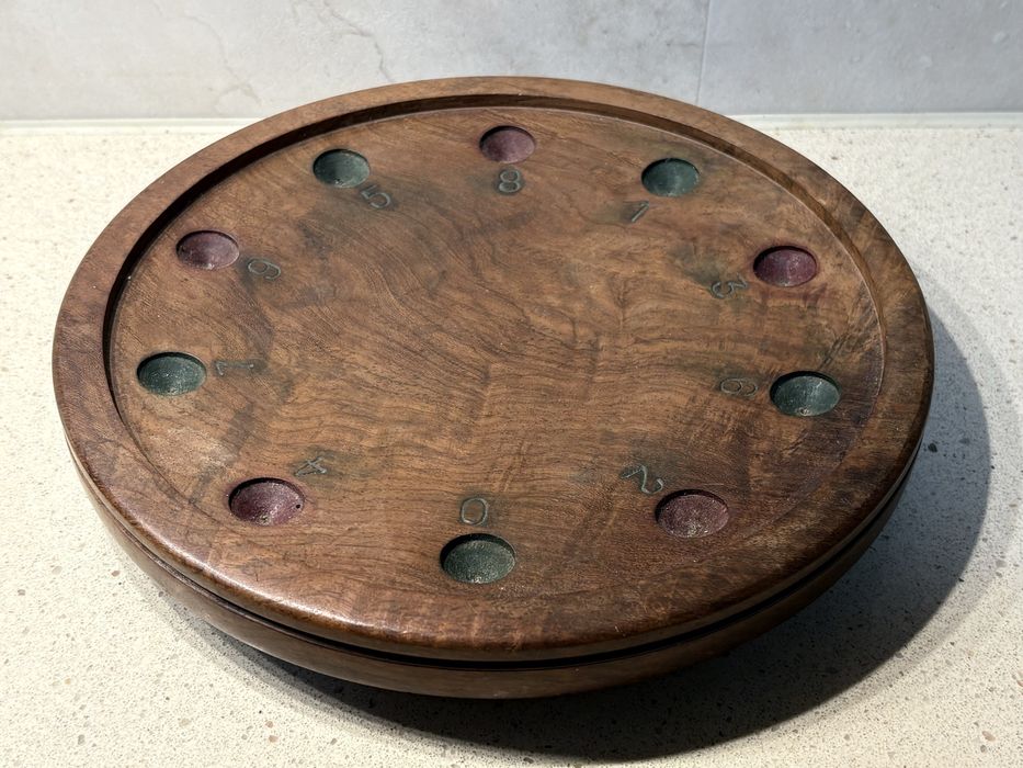 Antigo tabuleiro de um jogo Roleta em madeira exótica