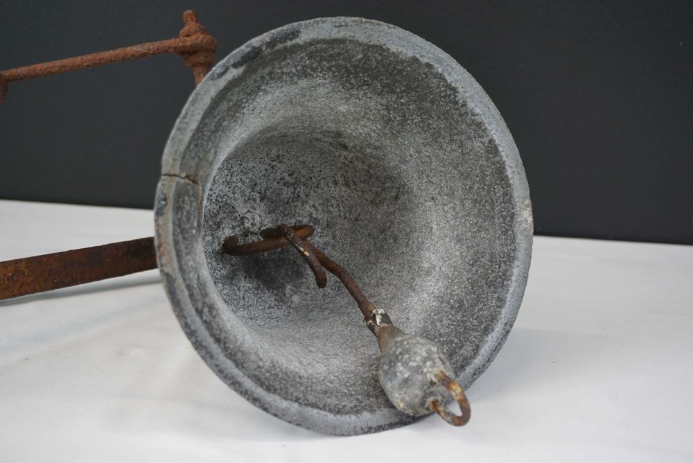 Zabytkowy żeliwny dzwon dzwonek ścienny klasztor szkoła