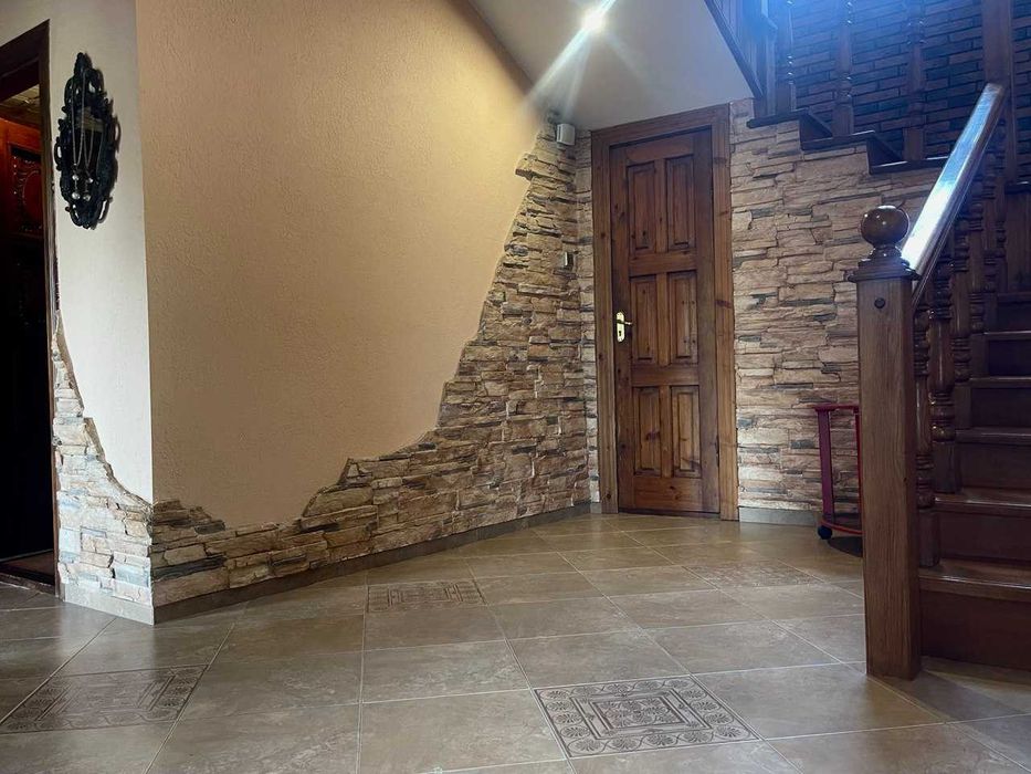 Продаж 2поверхового будинку з гаражем і ділянкою 11соток.