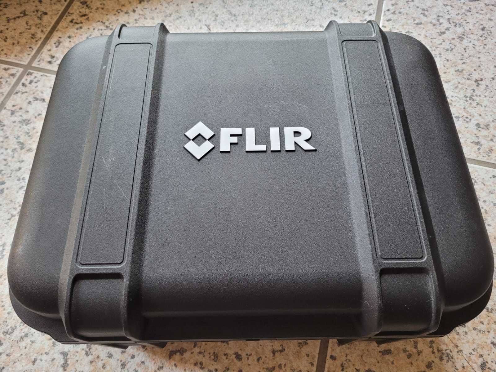 Flir E8xt - Kamera termowizyjna + miernik wilgotności ( IBF-MR40)