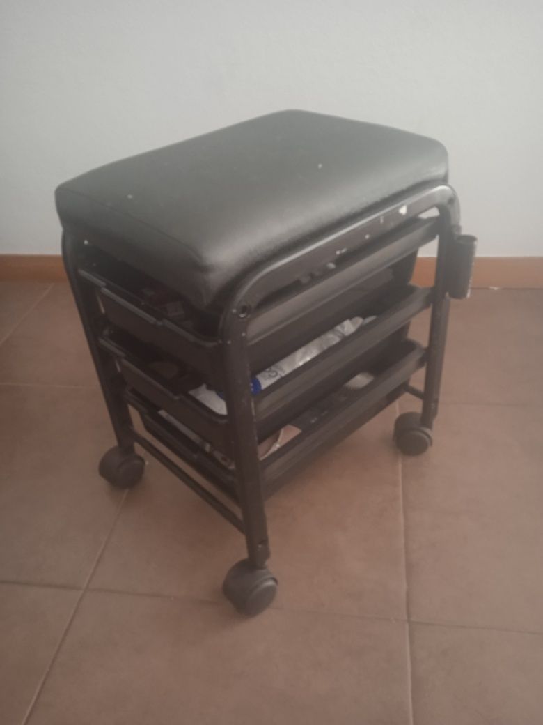 Móveis e equipamentos de salão de cabeleireiro