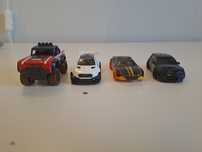 Cztery samochodziki hotwheels