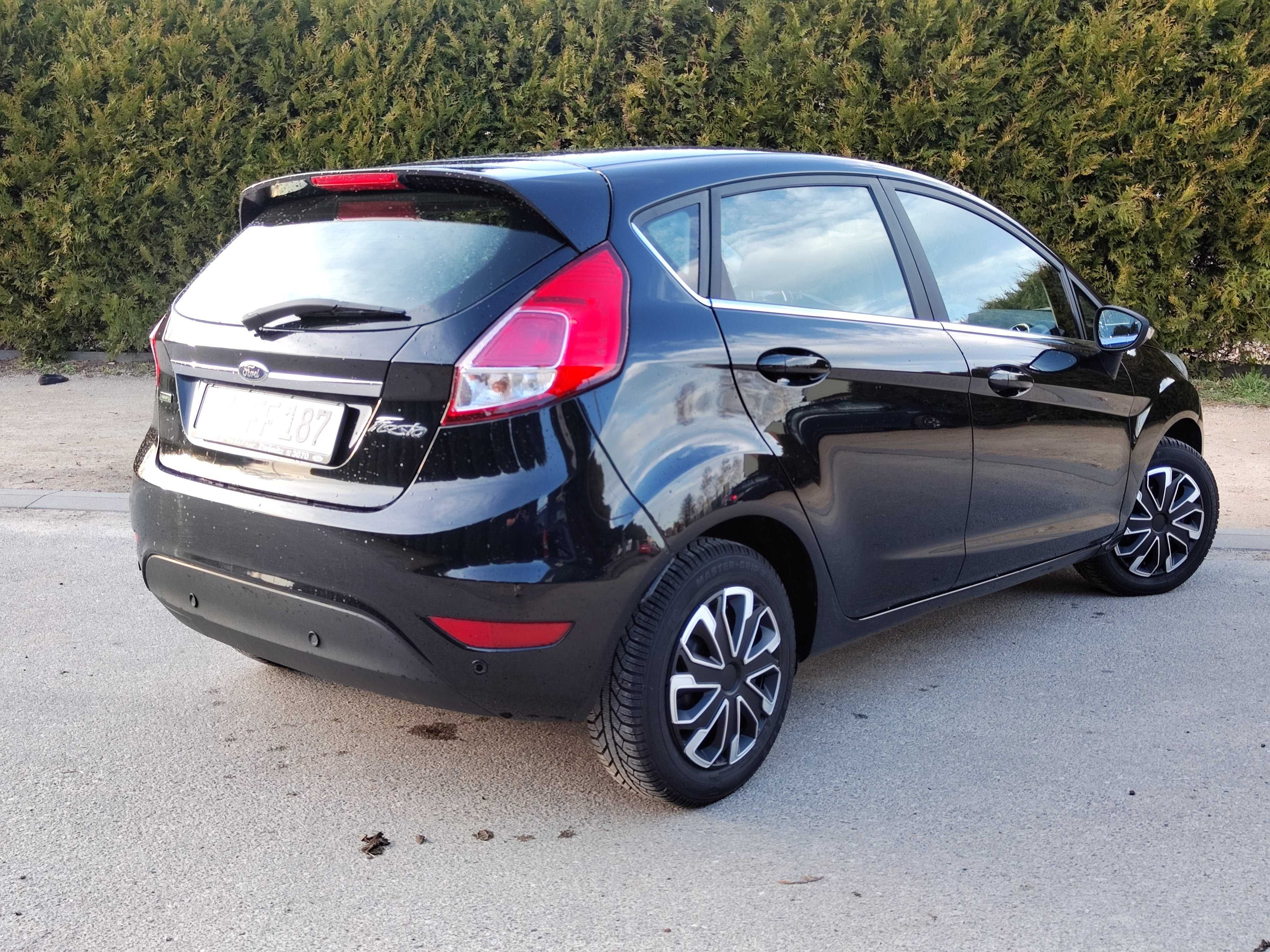 Ford Fiesta 1.0 100KM LIFT 2015/ LED/ PDC/ Grzane Fotel/Szyby TITANIUM