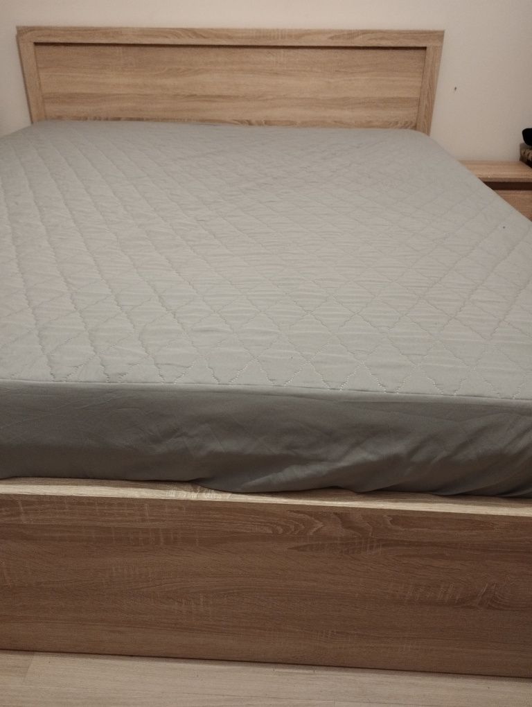 Duże łóżko  z wysokiej jakości materacem.