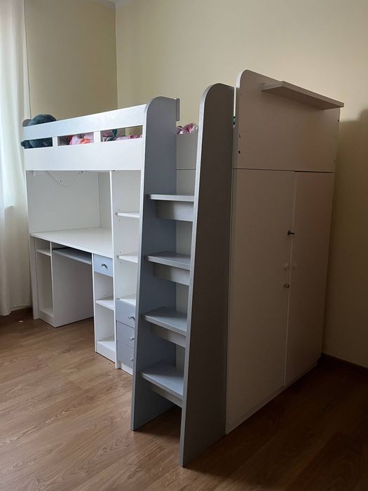 Łóżko piętrowe z biurkiem i szafą