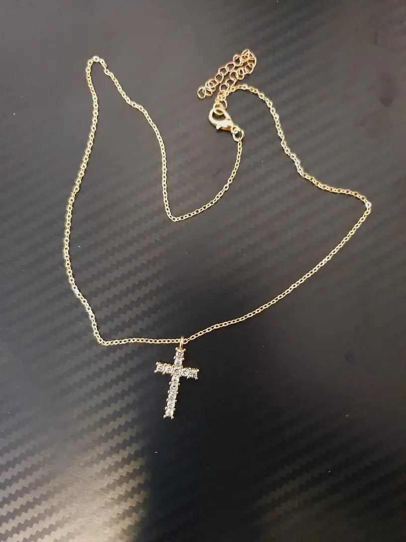 Colar CRUZ COM STRASS
Aço inoxidável dourado 
Simples e Bonito 
NOVO