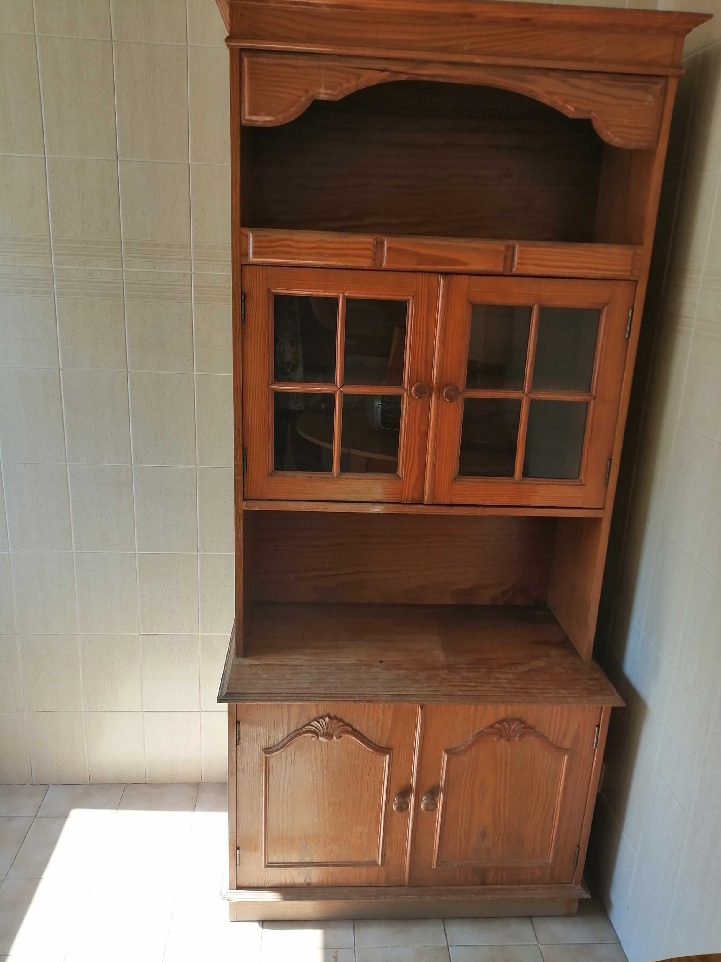 Louceiro de cozinha em pinho, a precisar de pequeno restauro