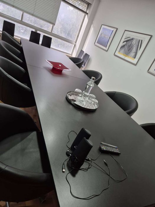 Mesa e cadeiras de reunião