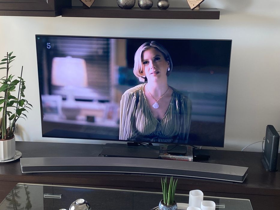SAMSUNG QE55Q80BATXXC TV e barra de som Samsung HW-J8511