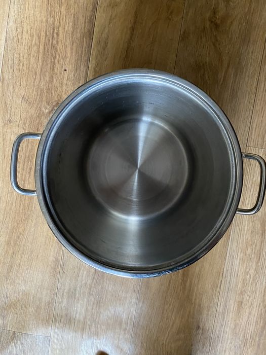 Продам кастрюлю 8 литров б/у