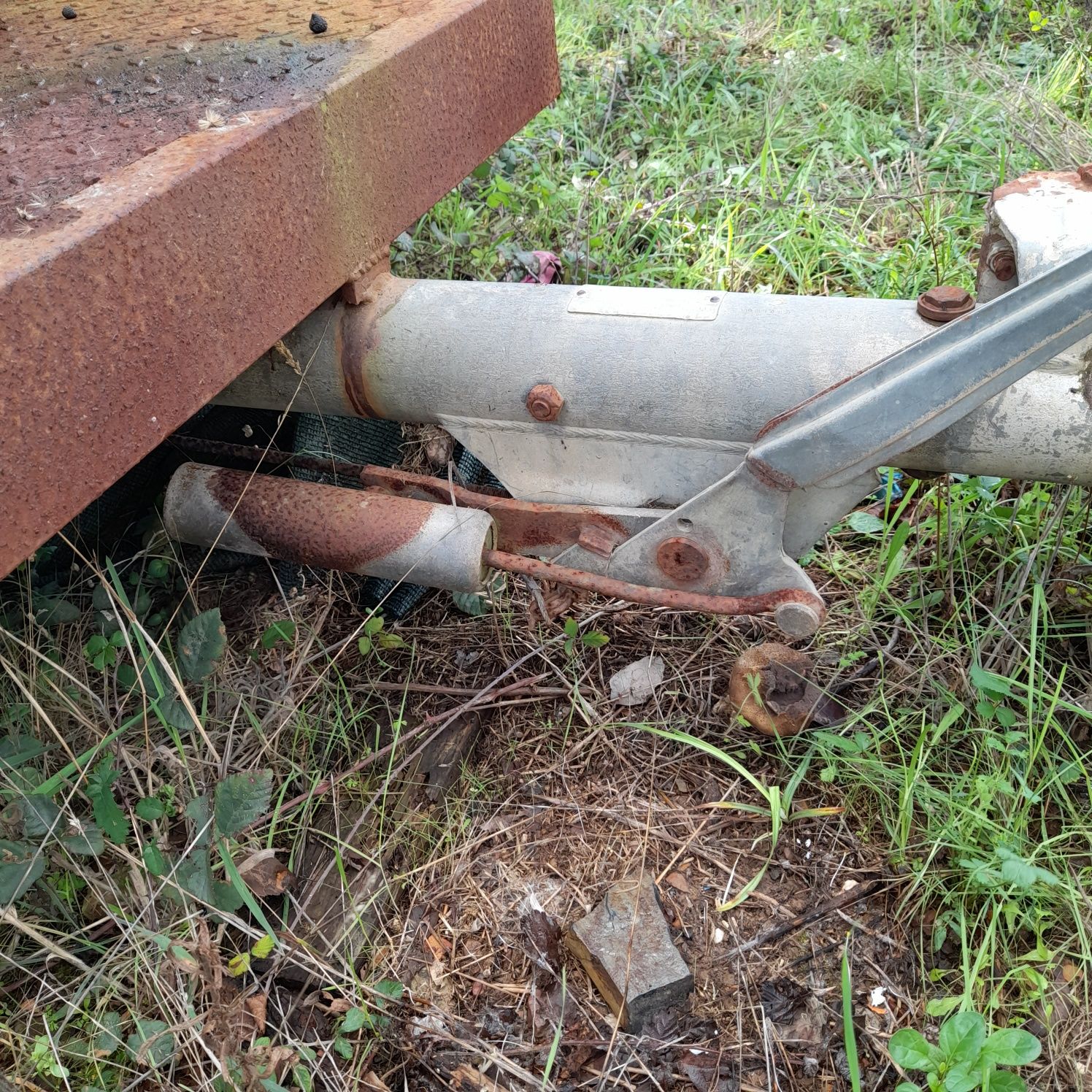 Contentor fixo em atrelado de 2 eixos