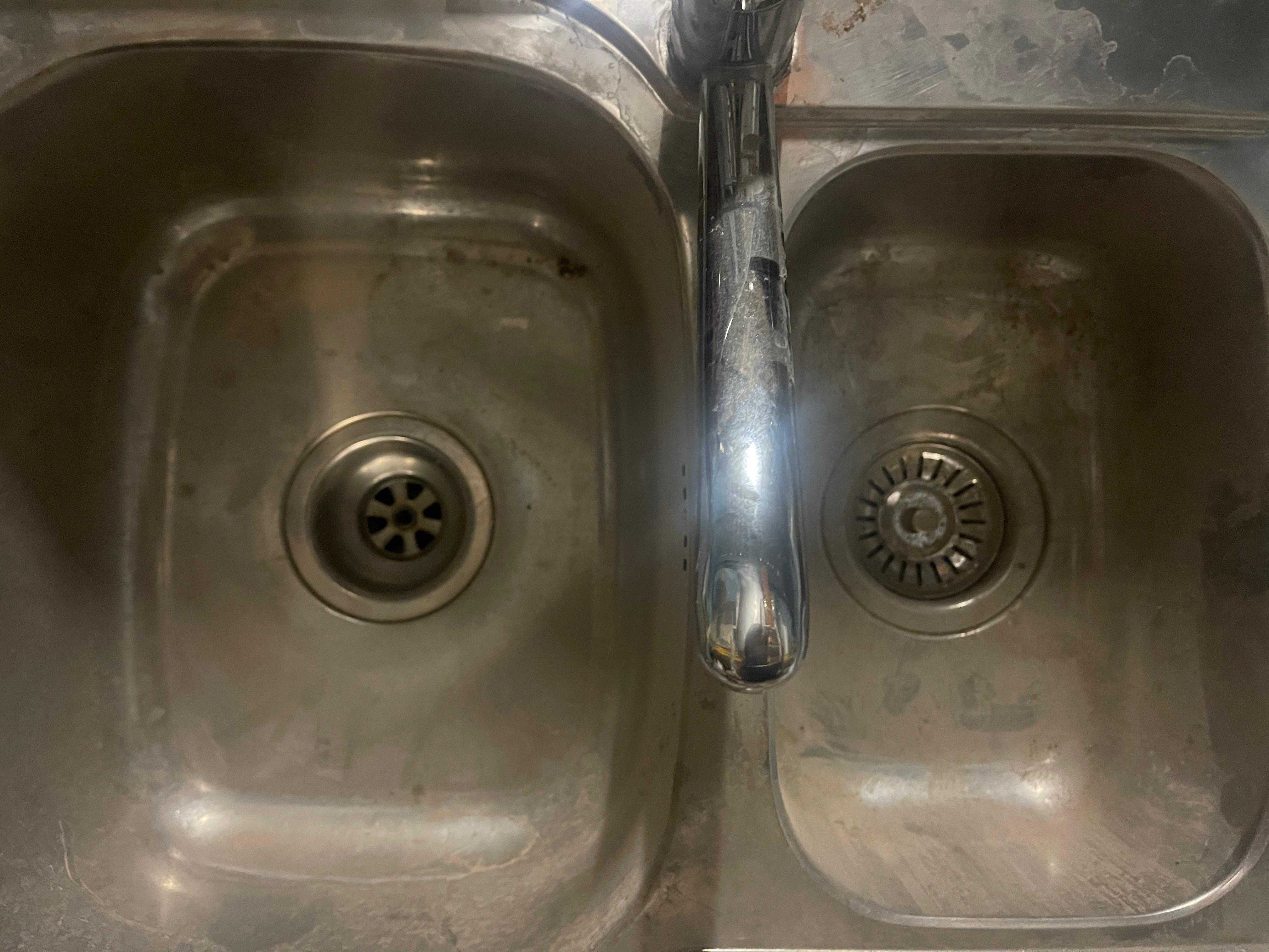 Lava loiça inox com duas cubas de diferentes tamanhos