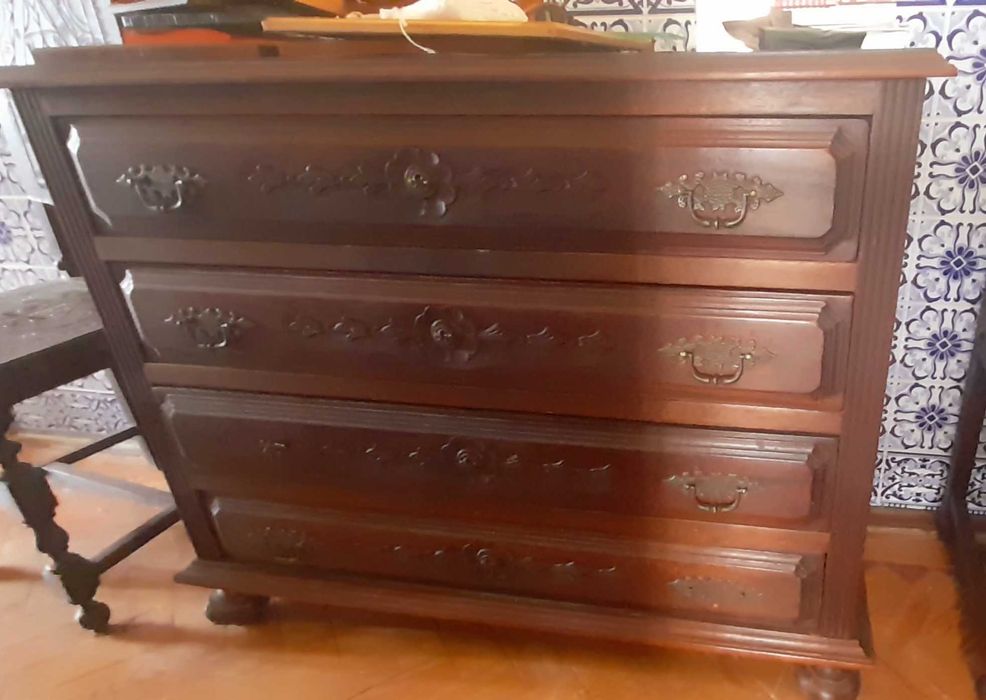 Cómoda de 4 gavetas em mogno
