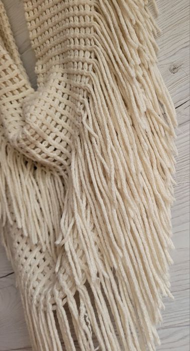 Śliczny komin szal z licznymi frędzlami