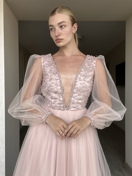 Вечірня сукня з рукавами