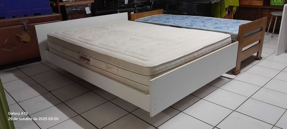Cama de casal branca