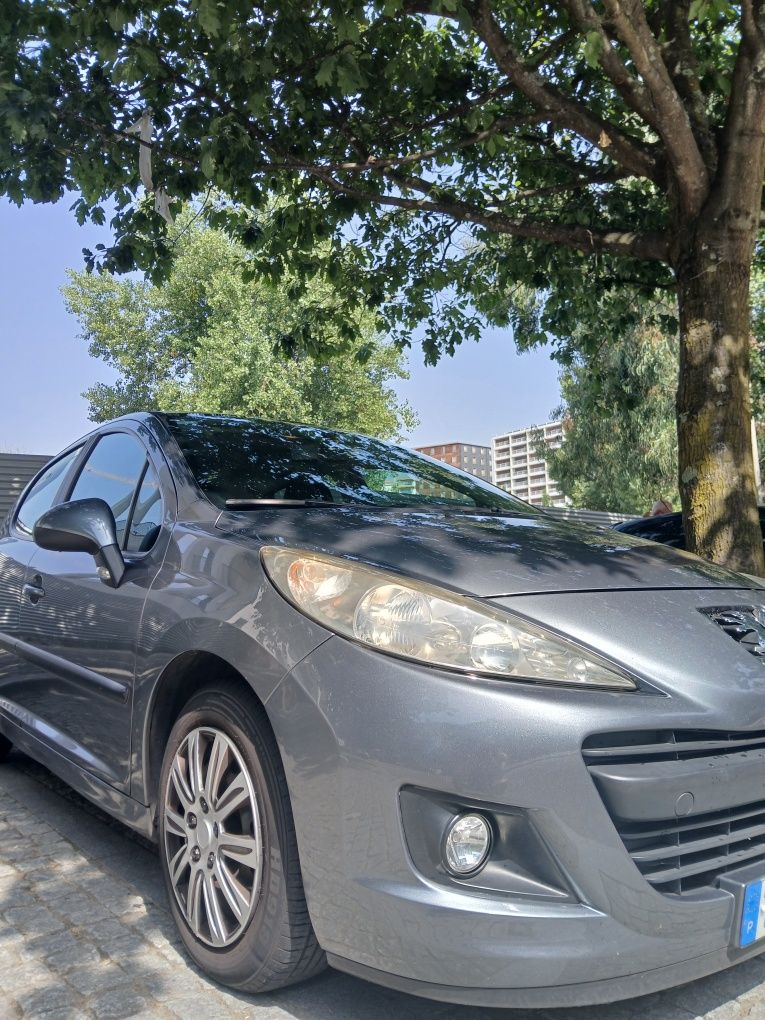 Peugeot 207 cinzento