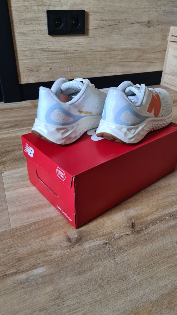 Бігові кросівки New Balance (дуже легкі)