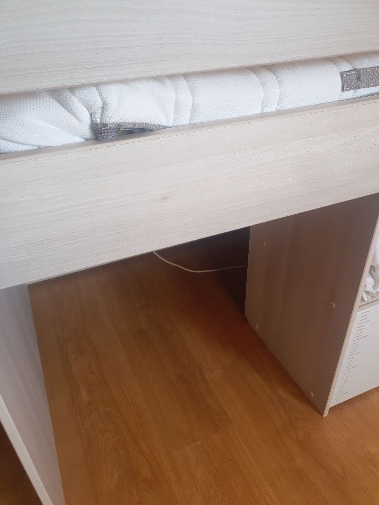 Cama com secretária
