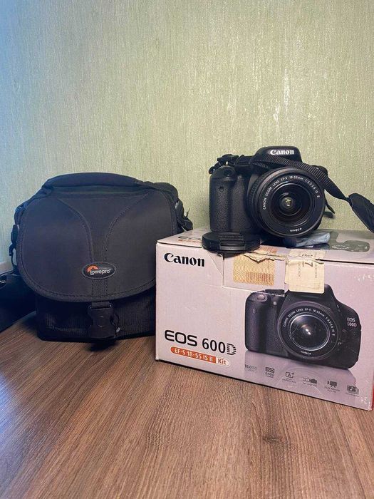 Зеркальний фотоаппарат Canon EOS 600D Kit 18-55