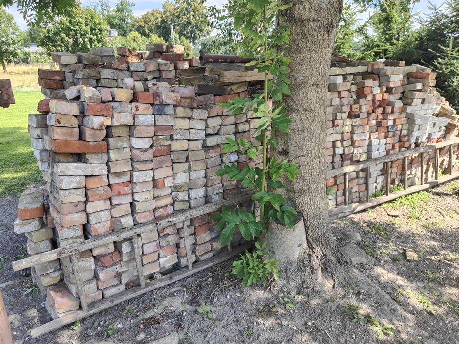 Stara cegła rozbiórkowa