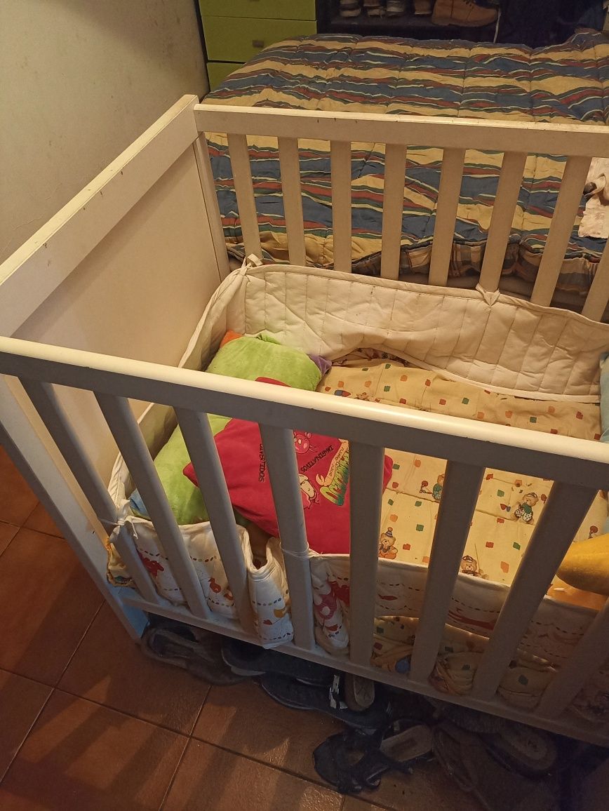 cama bebé com colchão