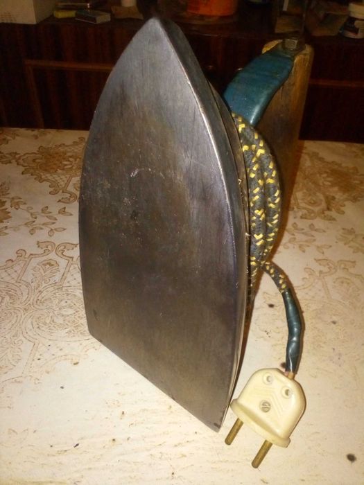 Утюг времён СССР очень тяжёлый