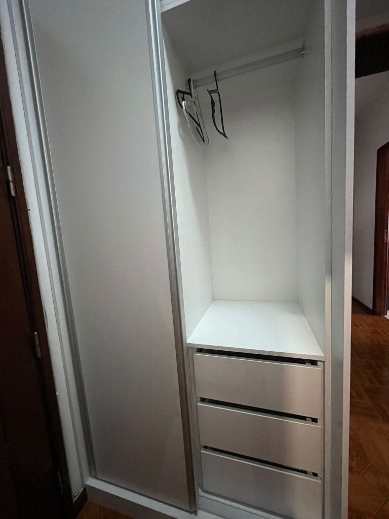 Alugo quarto a menina estudante