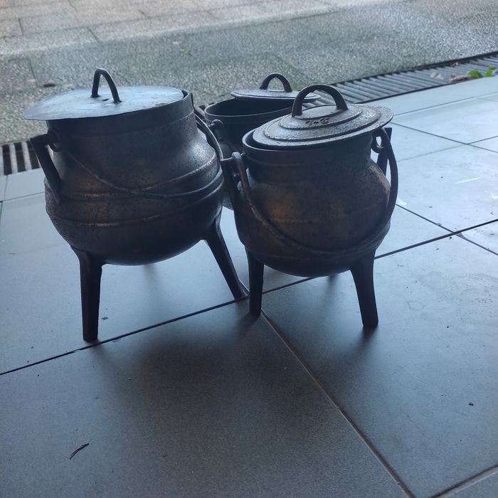 Panelas antigas em ferro