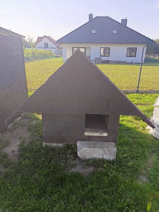 Solidna buda dla dużego psa