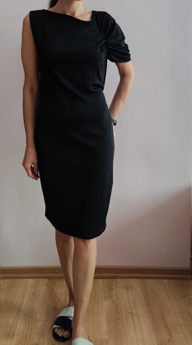 Czarna dopasowana sukienka na jedno ramię, H&M rozmiar M