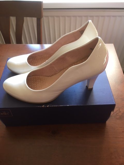 Mam na sprzedaż bardzo ładne buty białe rozmiar 39