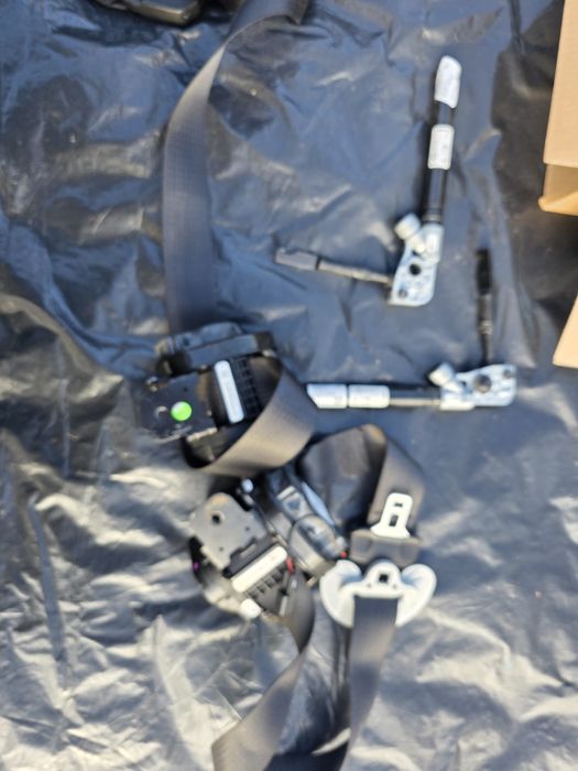 Ремені , паски безпеки дотяжки tesla model 3  2018