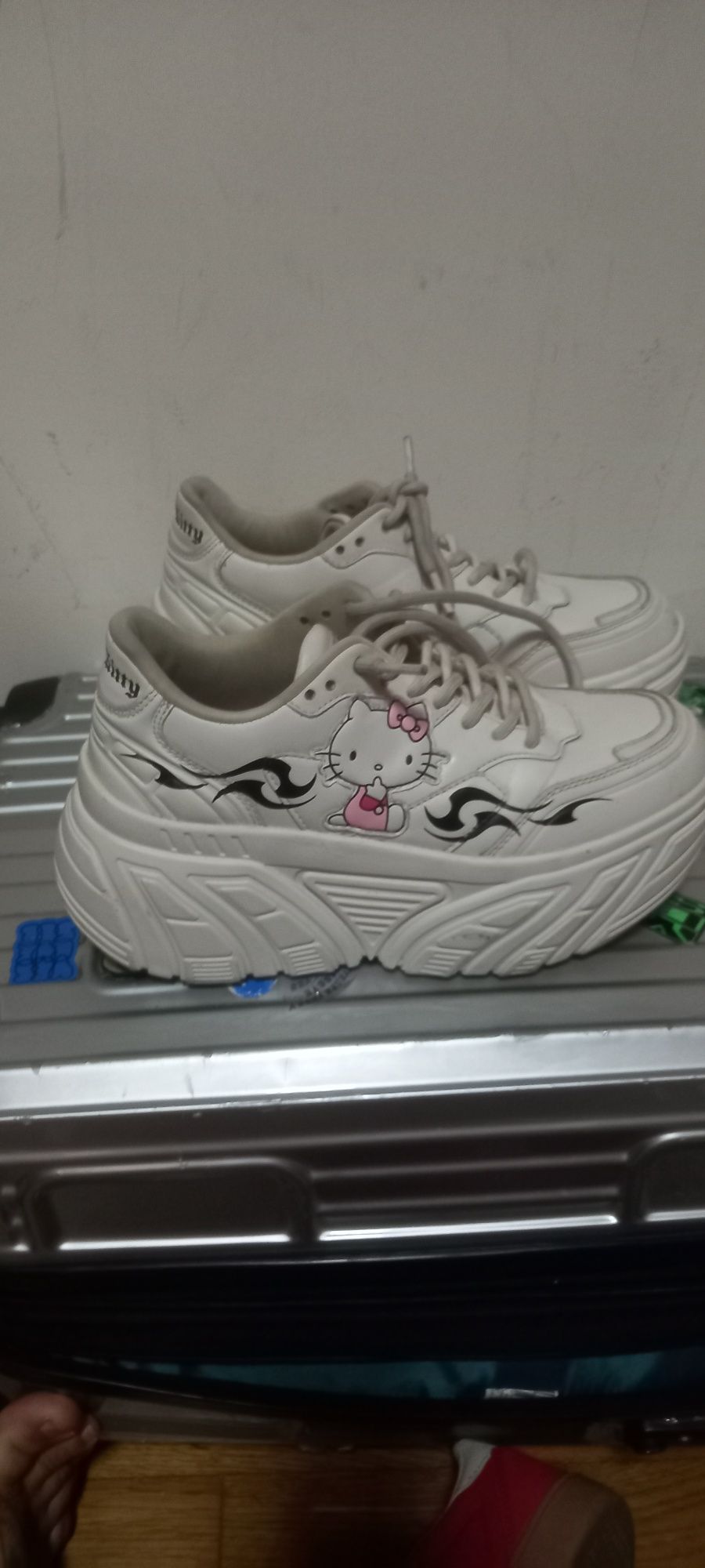 Sapatilha hello kitty bershka